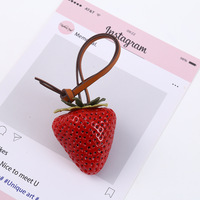 Grote hangende aardbeientasdecoratie, schattige hangende decoratie van fruit en groenten, hars-gesimuleerde aardbeienaccessoire