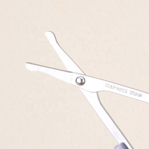 Tijeras de aseo de cejas de acero inoxidable de alta calidad, tijeras curvas rectas para dar forma a las cejas con cubierta de seguridad de plástico - Product Image 4