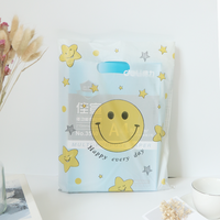 35*45cm Poignées découpées Boutique Carrier Sacs cadeaux en plastique Happy Smile Face Sac à provisions HDPE personnalisé pour vêtement