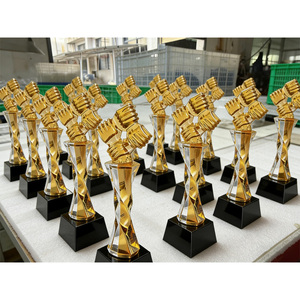 Trofeo de Resina Transparente con Grabado Personalizado, Premio de Cristal Dorado con Diseño de Mano Entrelazada - Product Image 6