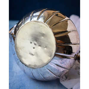 Teiera e Bollitore Decorati con Motivi a Righe in Rilievo di Gabriella P. Sheffield - Product Image 1