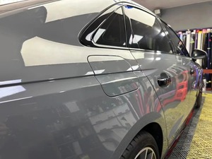Vinilo para Automóviles Gris Nado PET de Alto Brillo con Liberación de Aire y Autoreparación de 8.5mil, Rollo de Película para Envoltura Completa de Vehículos que Cambia de Color - Product Image 6