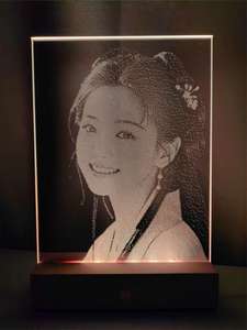 Peinture sur verre de style minimaliste, photo personnalisée pour une seule personne, décoration de bureau, cadeau pour une jeune personne vivant seule - Product Image 5