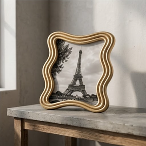 Marco de Fotos CURVES - Marco Moderno Ondulado Dorado con Foto de la Torre Eiffel (16 CM X 19 CM) - Product Image 3