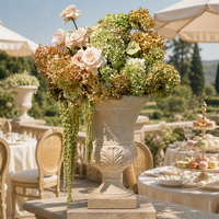 Bola Bunga Hydrangea Hijau Burgundy Ramah Lingkungan yang Elegan dengan Sentuhan Alami untuk Upacara Pernikahan di Gereja Dalam Ruangan dengan Pita Gantung