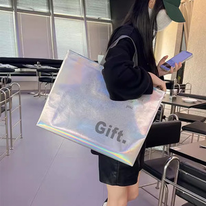 <span class=keywords><strong>Sac</strong></span> fourre-tout holographique métallique <span class=keywords><strong>de</strong></span> <span class=keywords><strong>luxe</strong></span>, <span class=keywords><strong>sac</strong></span> <span class=keywords><strong>de</strong></span> shopping <span class=keywords><strong>XXL</strong></span> surdimensionné argenté, <span class=keywords><strong>sac</strong></span> promotionnel imperméable laminé au laser pour boutique - Product Image 4