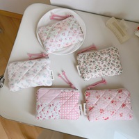 Pochette matelassée en coton à motif floral avec fermeture éclair et dragonne, multi-usage pour serviettes hygiéniques, rouge à lèvres, écouteurs, pièces de monnaie - Filles