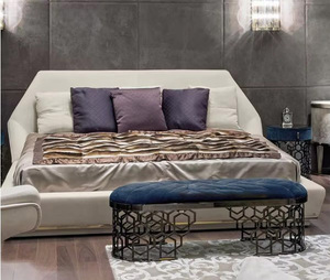 <span class=keywords><strong>Lit</strong></span> <span class=keywords><strong>matelassé</strong></span> <span class=keywords><strong>de</strong></span> luxe style italien, <span class=keywords><strong>lit</strong></span> king size, moderne, avec tête <span class=keywords><strong>de</strong></span> <span class=keywords><strong>lit</strong></span> courbée, nouvel arrivage, en faux cuir, modèle <span class=keywords><strong>de</strong></span> créateur - Product Image 1