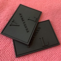 Patch PVC 3D souple personnalisé, étiquette PVC noire unie avec logo en relief pour pantalons