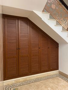 <span class=keywords><strong>Armoire</strong></span> de rangement sur mesure sous les escaliers |   Porte-chaussures d'entrée <span class=keywords><strong>en</strong></span> bois grainé |   <span class=keywords><strong>Armoire</strong></span> modulaire sur mesure avec portes à persiennes pour couloir - Product Image 1