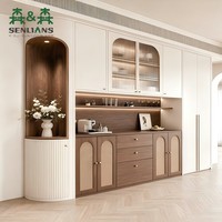 Buffet intégré de style français avec vitrine en verre cannelé arqué et crédence à texture de pierre pour projet de villa