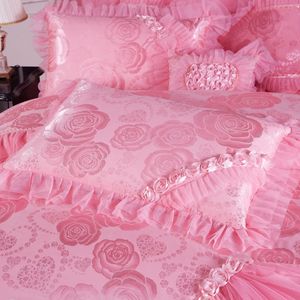 Ensemble de literie de mariage princesse rose en dentelle jacquard de style coréen avec oreillers en forme de cœur - Product Image 4