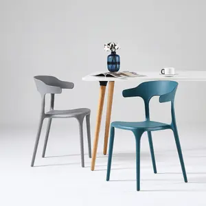 Modern minimalist açık cowhorn plastik sandalye istiflenebilir renkli plastik yemek sandalyesi