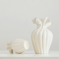 Vases en céramique Dehua en gros, nouveau style européen, en bisque haute température, à bord festonné, pour arrangement floral domestique et de bureau