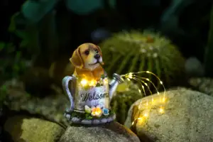 Patung figurin lampu tenaga surya, Model Resin dekorasi rumah rumput anjing lucu ornamen taman kerajinan Resin