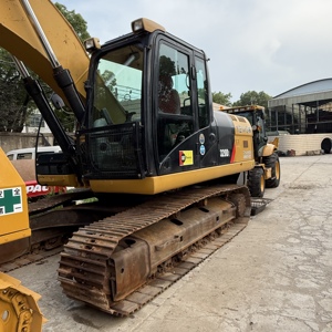 Pelle sur chenilles Caterpillar 320D2 de 20 tonnes d'occasion en excellent état de fonctionnement à prix réduit à Shanghai - Product Image 4