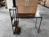 Bureau d'ordinateur automatique moderne avec étagère intégrée et rangement en bois