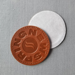 맞춤형 가죽 라벨 패치, 맞춤 제작 서비스를 제공하는 정품 엠보싱 가죽, 트러커 모자에 붙이는 맞춤형 아이언온 패치 - Product Image 4