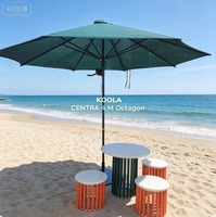 Parasol de terrasse commercial pliable moderne robuste de 4 m avec mât central en acier et tissu anti-UV de qualité supérieure pour l'extérieur