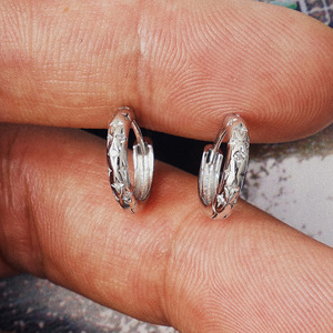 Pendientes de aro con forma de estrella de cuatro puntas para mujer, accesorios simples para el uso diario - Product Image 5