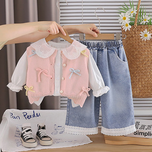Set Autunnale per Bambine con Fiocco Colorato, 3 Pezzi: Gilet in Maglia, Camicetta e Pantaloni in Denim - Product Image 4
