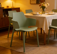 Chaises de salle à manger empilables en plastique imperméable avec accoudoirs, fabriquées en Chine
