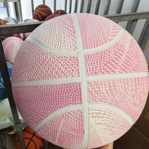 Langlebiger Gummi basketball der Größe 7 mit hoher Elastizität für Schult eams und individuellem Logo-Druck - Product Image 3