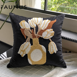 Funda de cojín bordada de terciopelo - Product Image 4