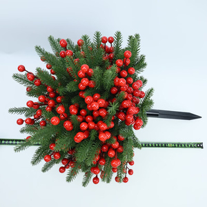 LO-503 50 branches de pin 57cm pour l'extérieur résistant aux UV, <span class=keywords><strong>sapin</strong></span> artificiel à baies rouges avec piquet de sol pour décoration de <span class=keywords><strong>jardin</strong></span> de Noël - Product Image 3