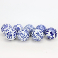 Objet décoratif sphérique en céramique, style chinois moderne, motifs aléatoires, porcelaine bleue et blanche.