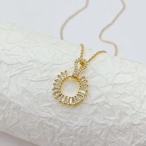 Collar colgante redondo chapado en oro de 18 quilates de lujo con cadena de eslabones Diseño de conjunto de joyería de moda - Product Image 4