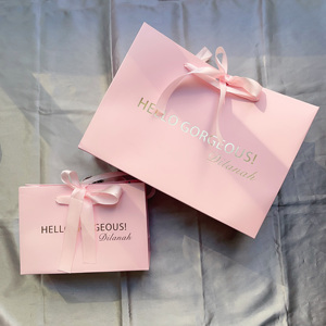 Sacs cadeaux roses de luxe avec estampage à chaud doré - Sacs de shopping personnalisés avec poignée torsadée en corde pour boutiques - Product Image 5