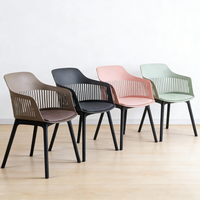Chaises de salle à manger empilables modernes en PP avec coussin en éponge et dossier creux pour hôtel, restaurant, maison et extérieur