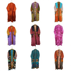Kimono de luxe d'été, robe longue patchwork faite main, style indien vintage, en soie de sari recyclée, idéal comme cache-maillot ou tenue de nuit. - Product Image 1