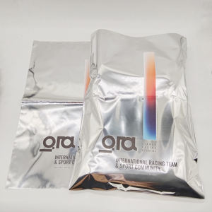 Sacs d'expédition pour vêtements en polyéthylène argenté avec bande adhésive auto-scellante et logo personnalisé, sacs d'emballage en polyéthylène argenté, sacs d'expédition en polyéthylène métallisé en aluminium - Product Image 1