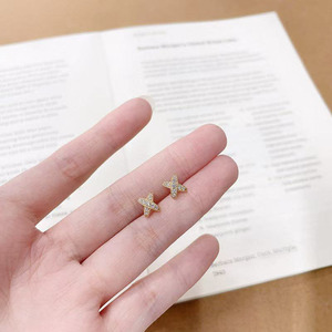 Boucles <span class=keywords><strong>d</strong></span>'oreilles minimalistes en or jaune 18 carats avec petits diamants en forme de X, diamants de laboratoire, à clous magnétiques et dos plat - Product Image 4