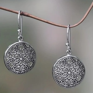 Orecchini pendenti rotondi floreali cavi per donna, gioielli di moda in stile vintage per tutti i giorni - Product Image 1