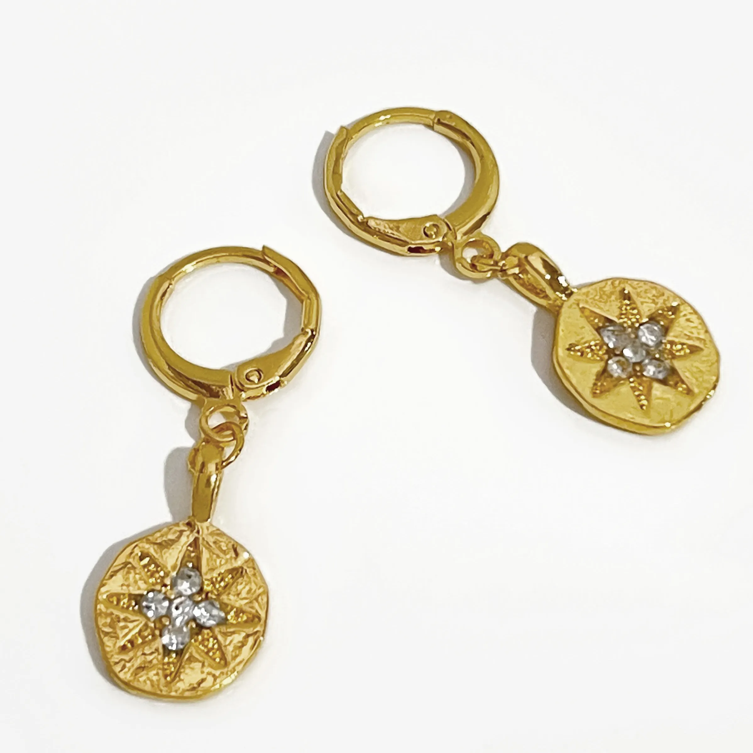 Dainty Eight指摘Star Huggie Hoop EarringsためWomen Gold Coin Tiny Hoops Earrings With Rhinestones Minimalist Jewelry