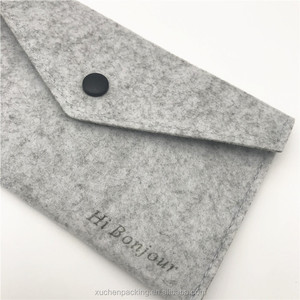 <span class=keywords><strong>Pochette</strong></span> enveloppe gaufrée, douce et épaisse, en <span class=keywords><strong>feutre</strong></span> gris clair avec bouton pour cadeau - Product Image 2