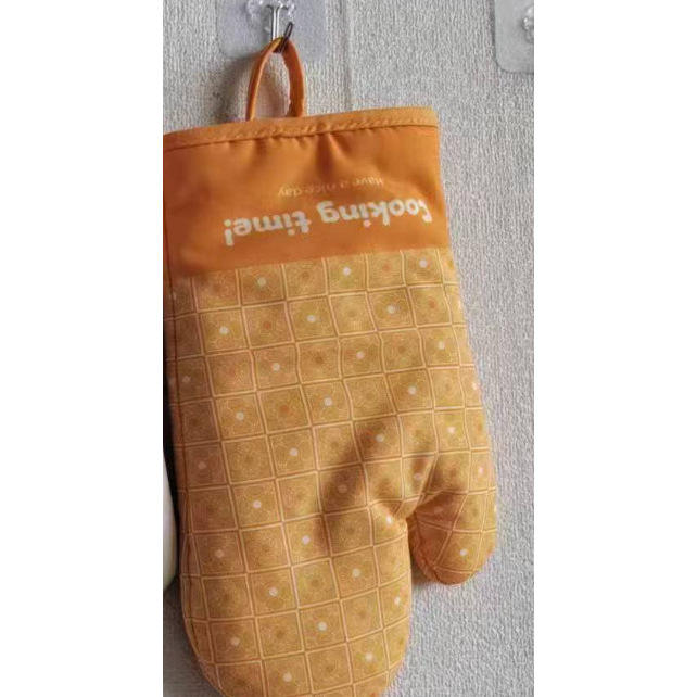 ถุงมือสีดำ