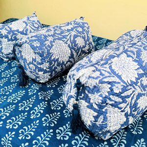 Bolsa de aseo azul acolchada de algodón puro hecha a mano en India, bolsa de maquillaje lavable, bolsa de aseo con estampado a mano, juego de 3 piezas. - Product Image 1