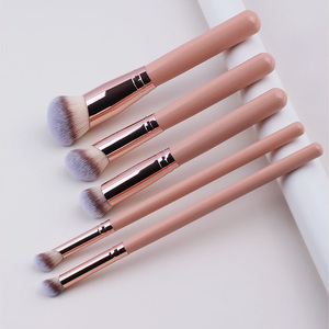 ชุดแปรงแต่งหน้าขนสังเคราะห์สีชมพู 5 ชิ้น ด้ามไม้ แปรงพัด แปรงทาหน้า แปรงทาตา แปรงรองพื้น - Product Image 4