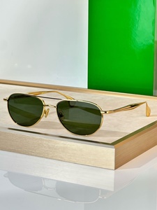 Lunettes de soleil classiques 2026 tendance pour la plage et l'extérieur, protection UV400, monture en titane, vente en gros de luxe pour les voyages et les vacances - Product Image 5