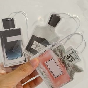 2025 Modern araba hava spreyi özel Logo koku parfüm şişesi kokulu kağıt kartı uzun ömürlü pamuklu kağıttan yapılmış - Product Image 1