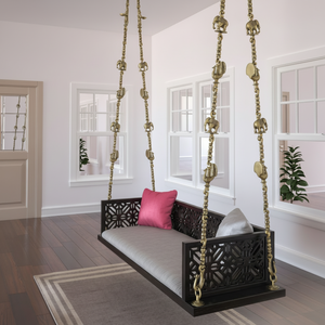 Balançoire moderne en bois foncé suspendue au plafond avec maillons de chaîne éléphant en laiton pour le salon disponible au prix de gros. - Product Image 1