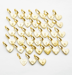 Collar con colgante de corazón grabado personalizado de acero inoxidable con <span class=keywords><strong>cadena</strong></span> de eslabones madre perla de concha <span class=keywords><strong>inicial</strong></span> de oro PVD resistente al agua - Product Image 2