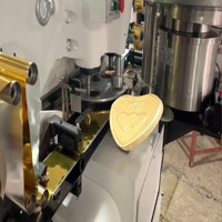Machine d'emballage entièrement automatique et personnalisable pour chocolats en forme de cœur, haute production, avec feuille d'or