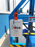 Plateforme élévatrice verticale hydraulique en acier à haute teneur en carbone avec une hauteur de levage de 1700 mm et une capacité de charge de 2000 kg pour le chargement et le déchargement des camions