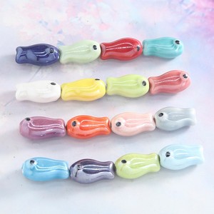 Petits poissons en plastique plaqué <span class=keywords><strong>bleu</strong></span>, vert et blanc, à faire soi-même, peuvent être transformés en bracelets, colliers, etc. - Product Image 1