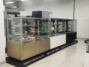 Vetrina Refrigerata per Torte Versione USA 150cm con Vetro Antiappannamento per Uso Commerciale - Product Image 5